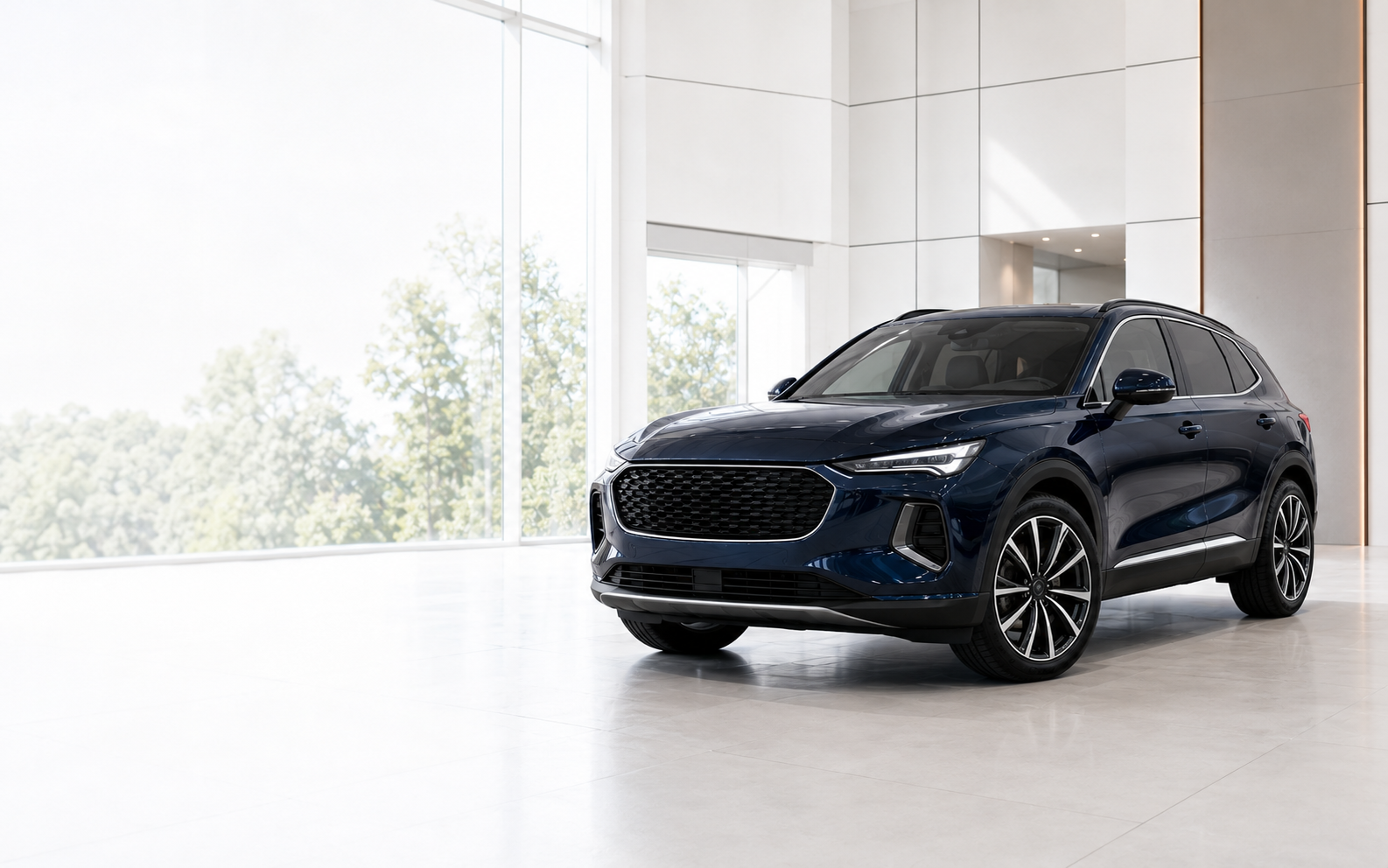 SUV bleu marine présenté dans un showroom lumineux